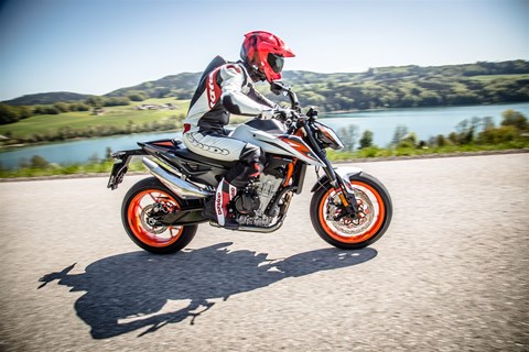 KTM 890 Duke R Test