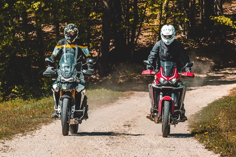 Honda Africa Twin gegen Triumph Tiger 900 Vergleich im Gelände Honda Africa Twin gegen Triumph Tiger 900 Vergleich im Gelände