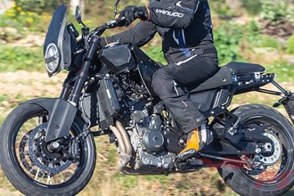 Husqvarna Svartpilen 901 Erlkönig gesichtet! Husqvarna Svartpilen 901 Erlkönig gesichtet!
