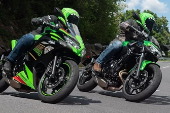 Kawasaki Ninja 650 gegen Kawasaki Z 650 im Jahr 2020 Kawasaki Ninja 650 gegen Kawasaki Z 650 im Jahr 2020