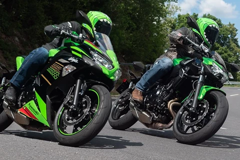 Kawasaki Ninja 650 gegen Kawasaki Z 650 im Jahr 2020 Kawasaki Ninja 650 gegen Kawasaki Z 650 im Jahr 2020