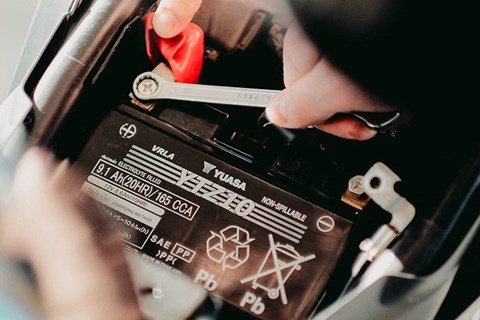 So machst du den Motorrad Batteriecheck vor dem Urlaub