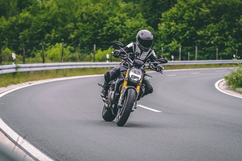 2020er Ducati Monster 1200 S im Landstraßen Test 