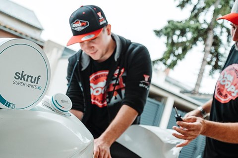 Indoor Schrauben ohne Rauchpausen – mit Nikotinbeutel von Skruf