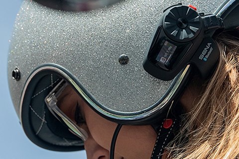 Das neue Sena 5S mit HD-Lautsprechern und LCD-Display