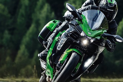 Alle Ninja H2 SX- und Versys-Modelle mit kostenlosem Kofferset