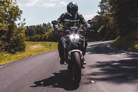 2020er KTM 890 Duke R auf der Landstraße 2020er KTM 890 Duke R auf der Landstraße