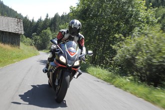 Aprilia RSV4 1100 Factory Test - das schnelle Quartett  Aprilia RSV4 1100 Factory Test - das schnelle Quartett