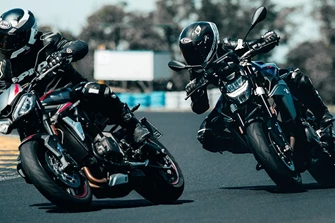 Triumph Street Triple R vs. BMW F 900 R - Rennstreckenduell Triumph Street Triple R vs. BMW F 900 R - Rennstreckenduell