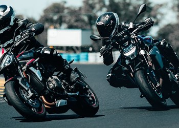 Triumph Street Triple R vs. BMW F 900 R - Rennstreckenduell Triumph Street Triple R vs. BMW F 900 R - Rennstreckenduell