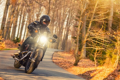 Auf dem Motorrad sicher durch den Herbst