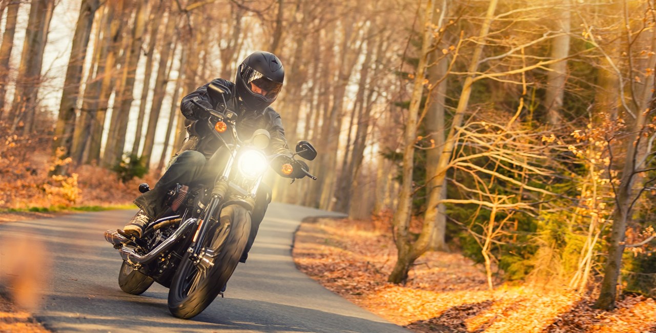 Auf dem Motorrad sicher durch den Herbst