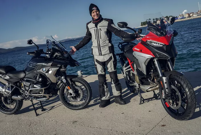 Kampf der Giganten! Der Regent in der Reiseenduro Liga muss 2021 gegen eine erbarmungslose Armada an immer besseren Gegnern bestehen. Besonders eifrig sägt die neue Multistrada am Thron der GS. 1000PS hat mit den beiden Motorrädern bereits intensive Erfahrungen gesammelt und bringt hier den ersten Vergleichstest online.