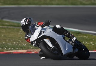 Ducati Supersport 950 S 2021 Rennstreckentest in Italien