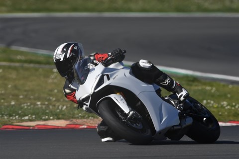 Ducati Supersport 950 S 2021 Rennstreckentest in Italien