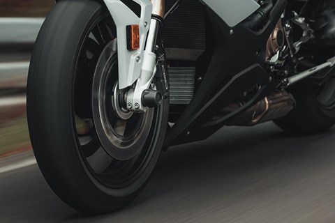 Neue SW-MOTECH Achssturzpads für Vorder- und Hinterachse