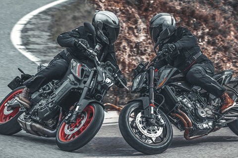 KTM 890 Duke vs. Yamaha MT-09 2021 im Vergleichs Test 