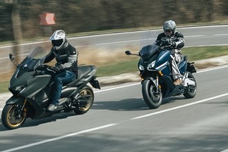 Honda Forza 750 gegen Yamaha TMAX 560 Tech MAX Vergleich Honda Forza 750 gegen Yamaha TMAX 560 Tech MAX Vergleich