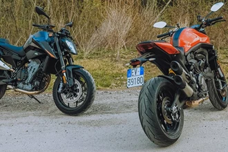 KTM 890 Duke gegen Ducati Monster Vergleich 2021 KTM 890 Duke gegen Ducati Monster Vergleich 2021