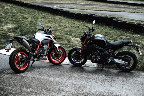 KTM 890 Duke R vs Yamaha MT-09 SP