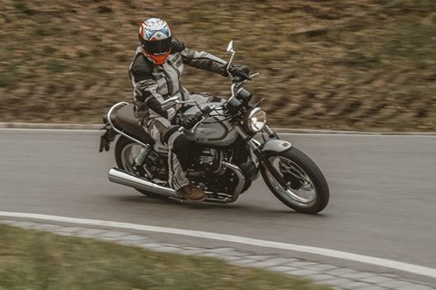 Neuer Motor, alte Schule - Moto Guzzi V7 Special 850 Test 2021