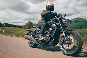 Die neue Honda CMX1100 Rebel im Fahrbericht Die neue Honda CMX1100 Rebel im Fahrbericht