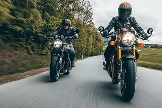 Triumph Thruxton RS vs. Kawasaki Z 900 RS Triumph Thruxton RS vs. Kawasaki Z 900 RS