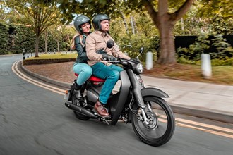 Honda Super Cub 125 2022 bietet nun Platz für 2 Personen! Honda Super Cub 125 2022 bietet nun Platz für 2 Personen!
