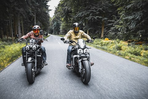 Triumph Rocket 3 GT vs Rocket III Roadster - Giganten im Duell