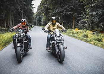 Triumph Rocket 3 GT vs Rocket III Roadster - Giganten im Duell Triumph Rocket 3 GT vs Rocket III Roadster - Giganten im Duell