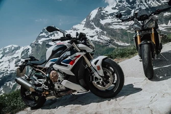 Triumph Speed Triple 1200 RS vs. BMW S 1000 R 2021 Triumph Speed Triple 1200 RS vs. BMW S 1000 R 2021