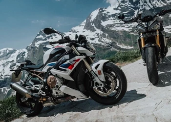 Triumph Speed Triple 1200 RS vs. BMW S 1000 R 2021 Triumph Speed Triple 1200 RS vs. BMW S 1000 R 2021