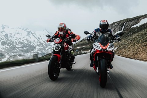 Aprilia Tuono 660 vs Ducati Monster 2021