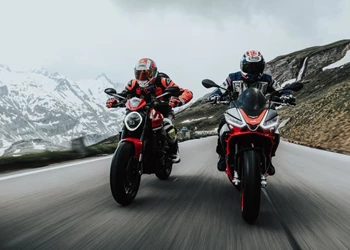 Aprilia Tuono 660 vs Ducati Monster 2021 Aprilia Tuono 660 vs Ducati Monster 2021