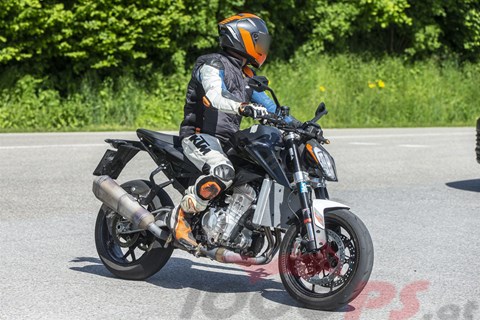 Kommt 2024 eine KTM 990 Duke? Erlkönig gesichtet!