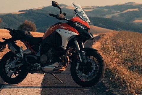 Ducati Multistrada V4 S im großen Reiseenduro-Vergleich