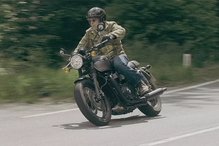 Gibt man einem Kleinkind die Aufgabe ein Motorrad zu zeichnen kommt das Ergebnis, je nach Talent einer Bonneville T120 vermutlich sehr nahe. Was macht diese Urform so erfolgreich? Ein Erklärungsversuch.