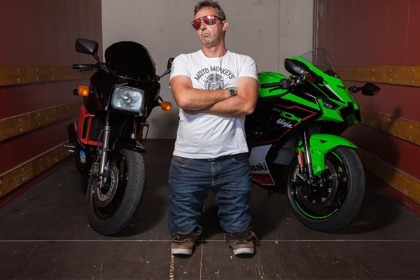Kawasaki Generationen-Duell! Ninja ZX-10R vs. Ninja GPZ 900 R Kawasaki Generationen-Duell! Ninja ZX-10R vs. Ninja GPZ 900 R