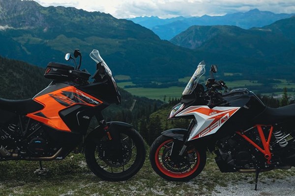 Was ist die bessere Reisemaschine? - Reiseenduro vs. Sporttourer