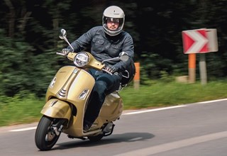 Vespa 125 GTS Test 2021 75 Jahre Version