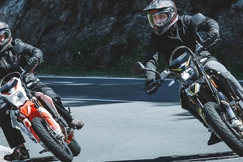 SWM feiert 50 Jahre mit neuen Farben für die SM 125 R ABS SWM feiert 50 Jahre mit neuen Farben für die SM 125 R ABS