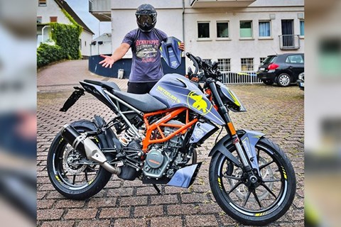 KTM 125 Duke gewinnen mit dem Metzeler M9 RR