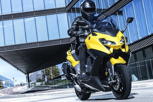 Yamaha TMAX und Tech MAX 2022 mit Garmin Navi und 7 Zoll Display!