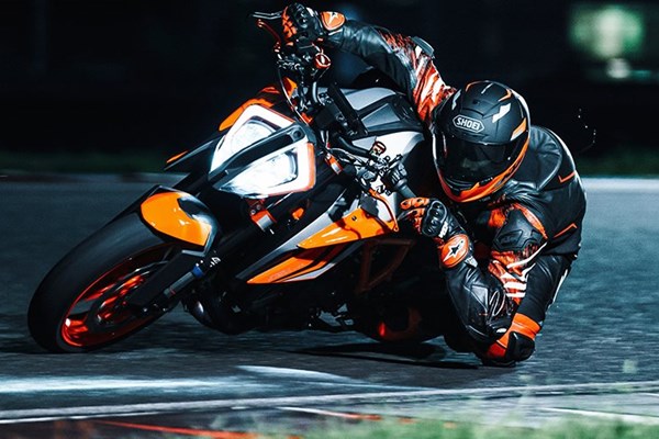 KTM 1290 Super Duke R EVO mit semiaktivem Fahrwerk 2022