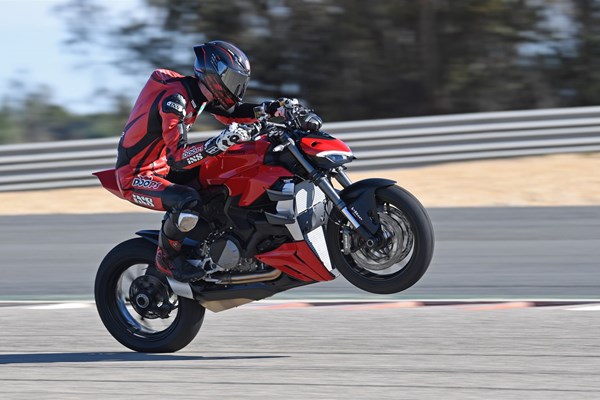Test der neuen Ducati Streetfighter V2 auf Straße und Rennstrecke