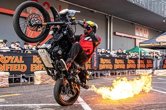 Royal Enfield baut Bikes für Stuntfahrer Lee Bowers Royal Enfield baut Bikes für Stuntfahrer Lee Bowers