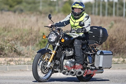 Royal Enfield 650 Cruiser Erlkönig bei Testfahrten gesichtet