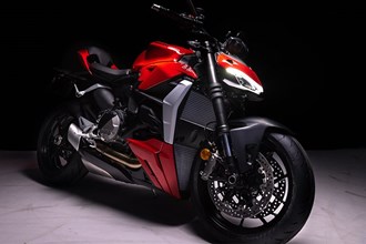 Keine halbe Portion! Ducati Streetfigher V2 2022 Keine halbe Portion! Ducati Streetfigher V2 2022