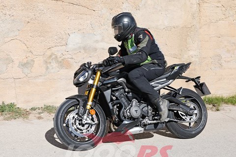 Update für die Streety - Triumph Street Triple RS 2023 Erlkönig Update für die Streety - Triumph Street Triple RS 2023 Erlkönig