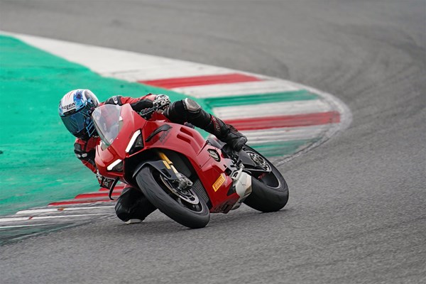 Pirelli Diablo Rosso IV Corsa Test auf Landstraße und Rennstrecke